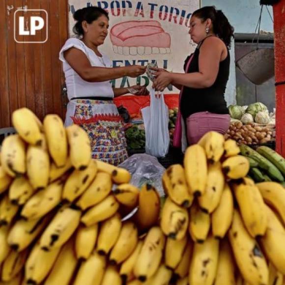 Diferente a la anterior, pero con el mismo orgullo, esta otra hondureña disfruta de su trabajo, vender frutas y verduras.