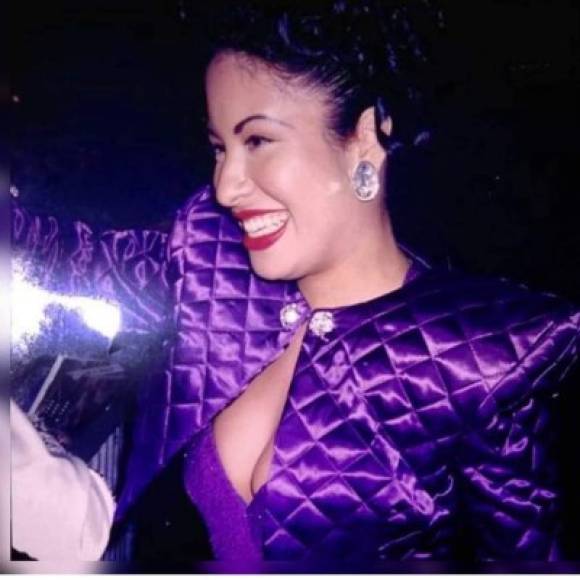 En medio de esa situación, Selena Quintanilla recibió su última llamada telefónica: era su esposo Chris Pérez preguntándole dónde estaba, pues su papá la estaba esperando desde las 10:00 de la mañana para grabar un tema del disco en inglés. 'Voy ya mismo, estoy resolviendo un último asunto', recordó el músico que le contestó.<br/><br/>