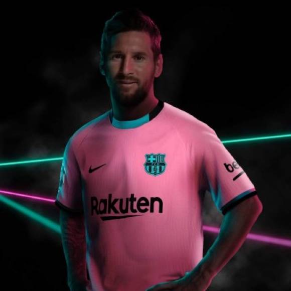 El Barcelona ya tiene a la venta su tercera equipación para la temporada 2020 -2021. La sorpresiva camiseta es rosa con detalles en negro y verde.<br/><br/>Según explica el club, 'en Barcelona el día se aclara, el sol comienza a despuntar y la ciudad adquiere diferentes tonalidades: el rosa de la mañana y el verde azulado del mar nos anticipan un paisaje luminoso, vibrante, mediterráneo, que es el que inspira la tercera equipación del FC Barcelona para la temporada 2020/21'.