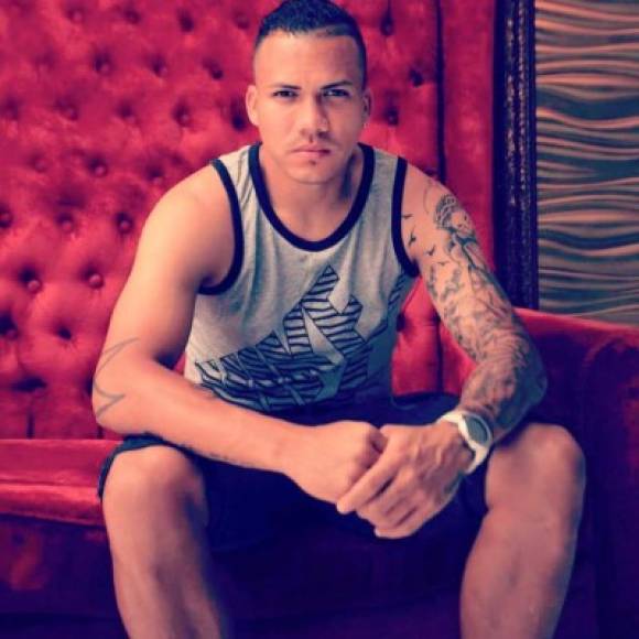 El ceibeño Arnold Peralta, jugador de Olimpia, hace suspirar a muchas con su físico y sus tatuajes.