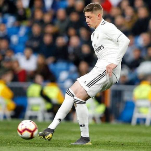 Federico Valverde: El centrocampista uruguayo del Real Madrid es pretendido por el Napoli de Ancelotti. Sin embargo, el sudamericano señaló que no planea moverse del club madridista. 'Soy un jugador del Real Madrid y daré todo por este equipo', indicó en declaraciones a La Gazzetta dello Sport' .