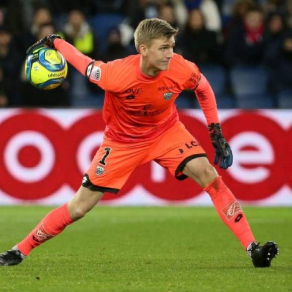 Tras la salida de Emiliano Martínez rumbo al Aston Villa, el Arsenal está cerca de fichar al portero islandés del Dijon, Runar Alex Runarsson. Los gunners esperan que se complete un acuerdo lo antes posible. El equipo inglés pagará alrededor de 2 millones de euros para contratar al guardameta de 25 años, según Sky Sports.