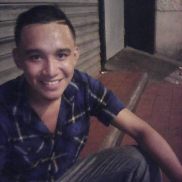 El cadáver de Christopher quedó tendido en un charco de sangre en la 4 calle del barrio El Centro de San Pedro Sula.