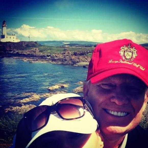 La pareja presidencial se tomó esta selfie en julio de 2014, mientras visitaban el club de golf de Trump en Escocia.