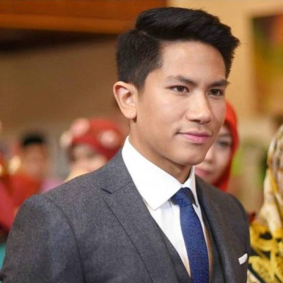 5- Príncipe Mateen de Brunei -<br/><br/>El Príncipe Mateen de 26 años es uno de los cinco hijos y siete hijas del gobernante de Brunei, el sultán Hassanal Bolkiah,<br/><br/>Con un padre que tiene un patrimonio neto estimado de $ 20 mil millones, su estilo de vida es bastante lujoso. Juega mucho polo, vuela en aviones privados, y parece pasar mucho tiempo en playas deslumbrantes o con animales salvajes.<br/><br/>