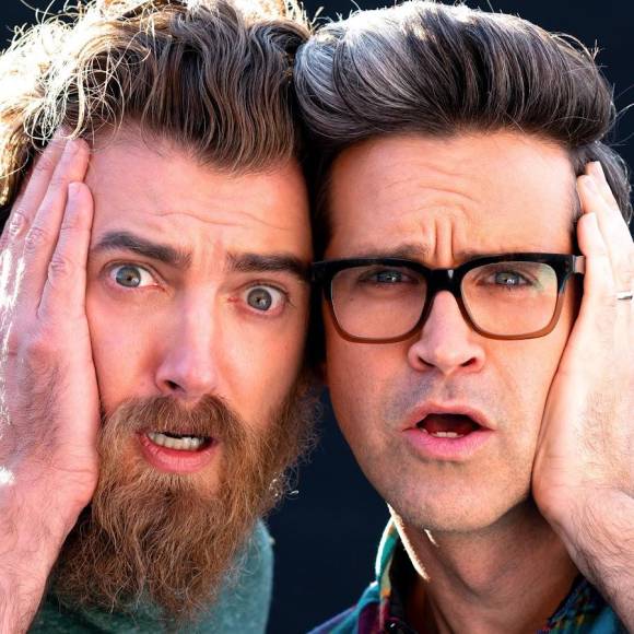 Rhett McLaughlin y Link Neal, del canal Rhett and Link, se ubican en la cuarta posición con 30 millones de dólares. Este dúo humorístico estadounidense protagoniza diversas series en YouTube con las que buscan destacar los talentos de sus seguidores.