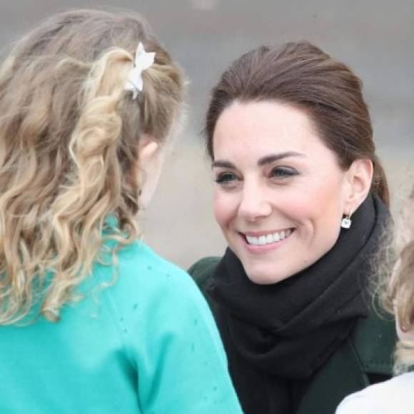 Durante su visita Kate saludó y sonrió, y también prometió a los lugareños que llevaría a sus tres hijos George, Charlotte y Louis en su próxima visita.