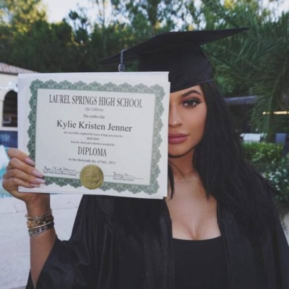 5. Otra Kardashian. Kylie Jenner con su diploma de la secundaria logró 2,3 millones de 'me gusta'.