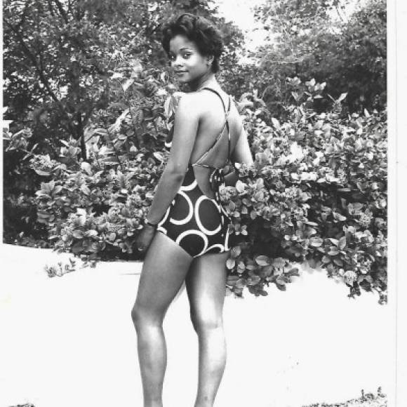 Janelle Penelope Commissiong - Trinidad y Tobago (Miss Universo 1977)<br/><br/>Comenzamos con Janelle, es la primera mujer afrodescendiente en ganar la corona, marcó un hito en 1977, cuando este certamen era dominado por mujeres europeas y de EEUU.