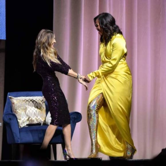 Michelle fue recibida por la actriz estadounidense Sarah Jessica Parker, en el Barclays Center de Brooklyn, como parte de su gira para promocionar su libro, del que ha vendido más de dos millones de ejemplares en apenas dos semanas.