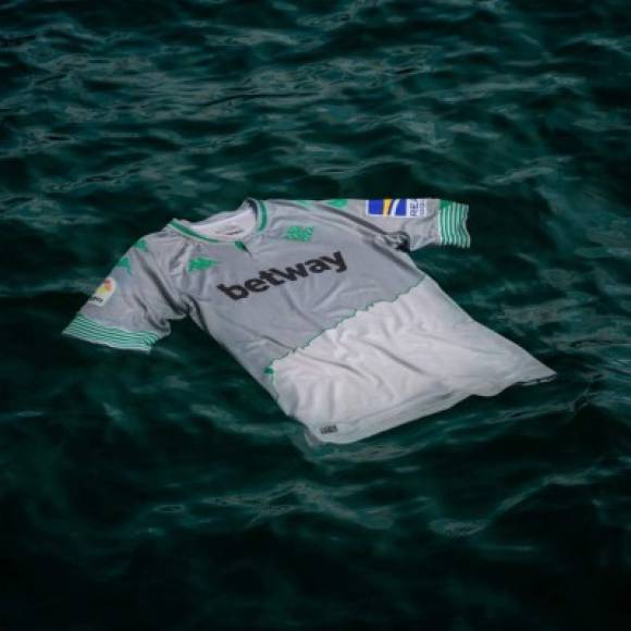 El Betis combina en su tercera equipacuión dos tonalidades de gris separadas por una línea que simula el río Guadalquivir.