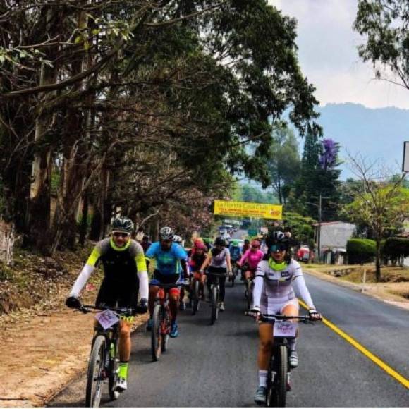 La historia comenzó cuando la mayoría de sus amigos y familiares recorrieron junto a los novios 20 kilómetros en su bicicleta para asistir a la ceremonia cristiana en un lugar rodeado de naturaleza en Valle de Ángeles, Francisco Morazán, Honduras.