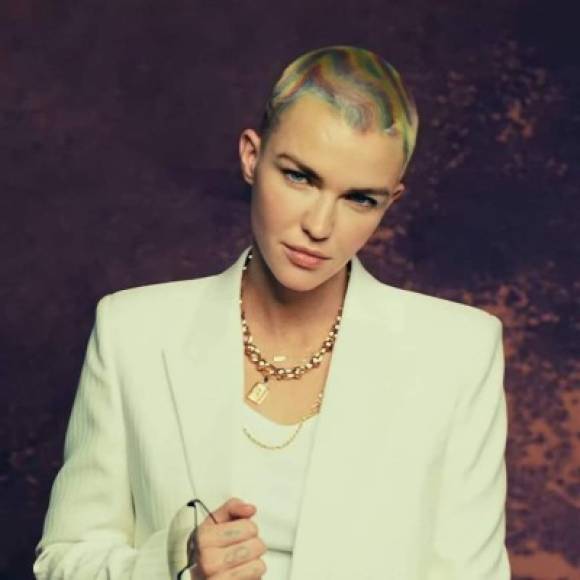 Ruby Rose <br/>Desde sus inicios como modelo y actriz, Ruby Rose se ha identificado como una persona de género fluido, cuya identidad se caracteriza por estar dentro del espectro no binario. En este caso en particular, unas veces se percibe más como un hombre y, en otras ocasiones, como una mujer.