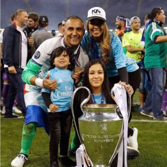 Keylor Navas junto a su esposa Andrea Salas y sus hijos.