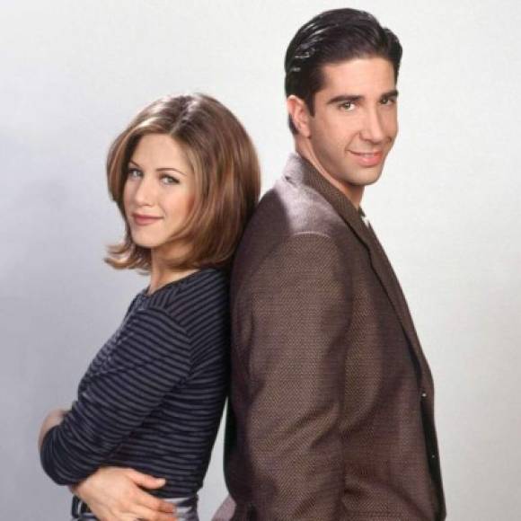 RACHEL Y ROSS, ¿AMOR FUERA DE LA PANTALLA?<br/>La relación intermitente entre Rachel (Aniston) y Ross (Schwimmer) fue uno de los pilares narrativos de 'Friends', pero parece que la atracción sentimental entre los actores no se limitó a la ficción. Según cuentan en el especial, Aniston y Schwimmer sintieron que su química iba mucho más allá de la serie en la primera temporada, pero detallaron que no fue posible una relación entre ellos ya que nunca coincidió que ambos estuvieran libres y sin pareja.<br/>