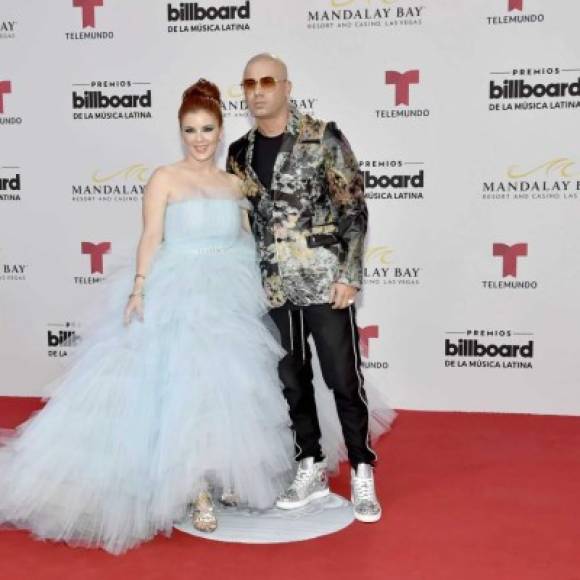 Cantante: Wisin <br/>Esposa:Yomaira Ortiz Feliciano<br/>Originaria: Puerto Rico<br/>Profesión: Ama de casa<br/>Yomaira y Wisin están tan enamorados, que renovaron votos matrimoniales en febrero pasado. Son padres de dos hijos