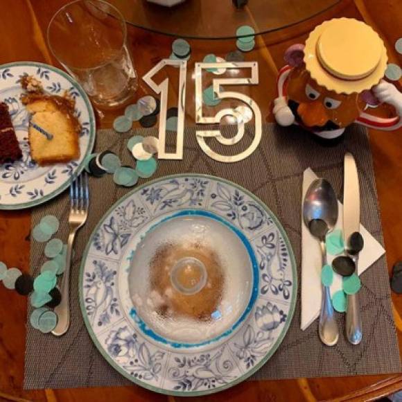 'Empezamos festejos en familia', escribió al pie de una foto que publicó donde se muestra parte del menú que iban a disfrutar.