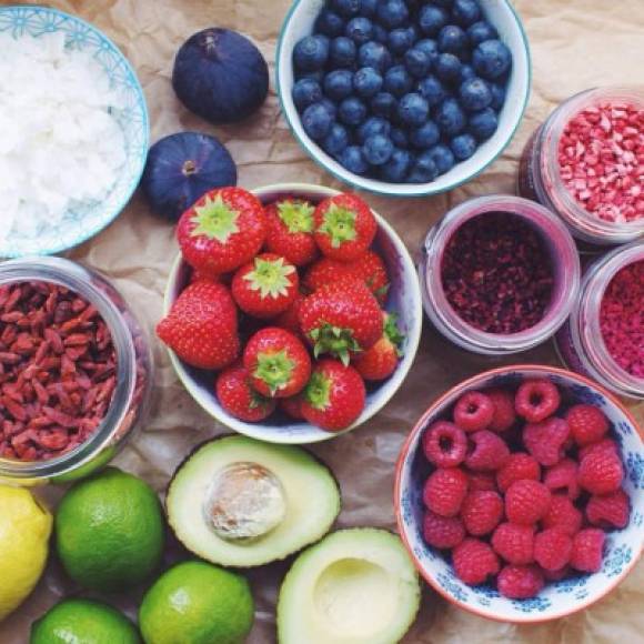 4. Cuida tu alimentación: selecciona bien los alimentos que componen tu dieta. Evita los alimentos grasos o excesivamente azucarados y, por el contrario, come mucha fruta, verduras y alimentos ricos en fibra.