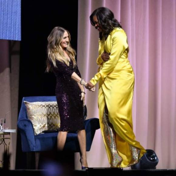 La ex primera dama deslumbró con un vestido amarillo de Balenciaga y unas brillantes botas del mismo diseñador, valoradas en 4,000 dólares.