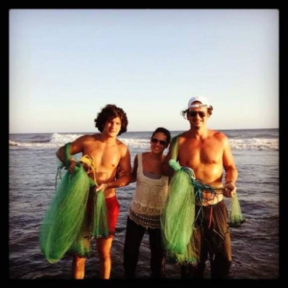 Adria (24) y su hermano Ricardo (21) junto a su padre en la playa.