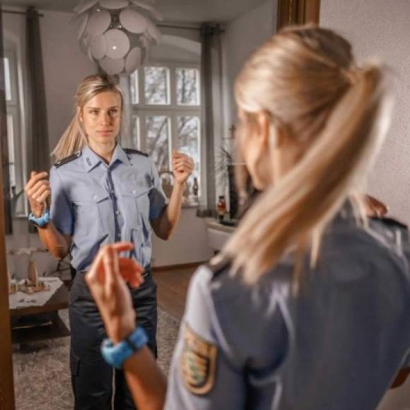 Cuando algunos usuarios publicaron fotos de la guapa policía los comentarios no se hicieron esperar y el número de seguidores en sus redes sociales se incrementó rápidamente.