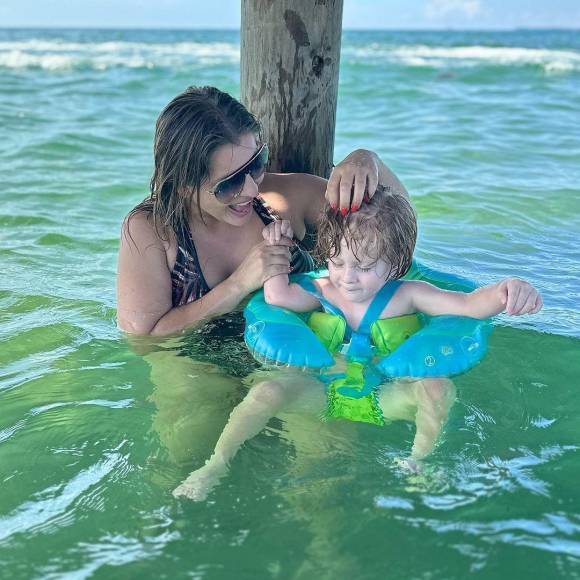 Además, compartió esta tierna fotografía disfrutando en el mar junto a Noah, su hijo menor. En esta foto se puede apreciar a la periodista usando un traje de baño entero y el cabello suelto.