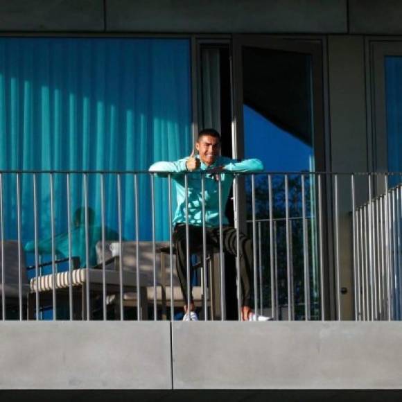 Tras dar positivo al COVID-19, Cristiano Ronaldo fue aislado de sus compañeros por la Federación Portuguesa de Fútbol. Así saludaba CR7 desde un balcón, el martes.
