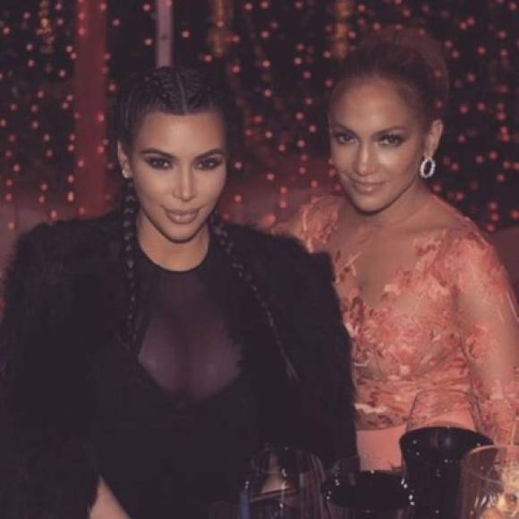 Kim Kardashian con su amiga Jennifer López en la fiesta de Navidad de las Kardashian.