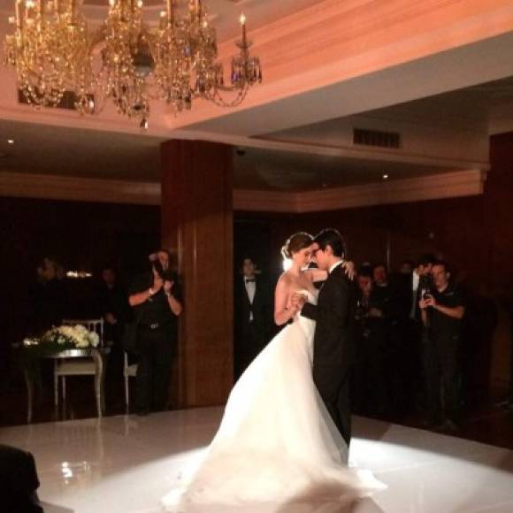 Adrián Romero le propuso matrimonio a Priscila en 2014. La pareja se casó por la iglesia nueve meses después y hoy en día siguen más felices que nunca.