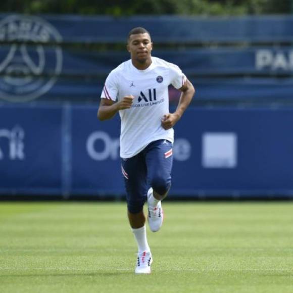 Mbappé terminó sus vacaciones y ya trabaja en las instalaciones del PSG con la pretemporada.