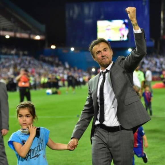 Luis Enrique se despidió del Barcelona con un título y lo festejó con su hija en el césped.