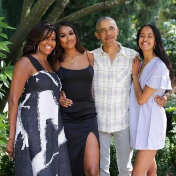 'De nuestra familia a la suya, feliz Thanksgiving', escribió la exprimera dama de EEUU, Michelle Obama, con esta tierna imagen junto a toda su familia.