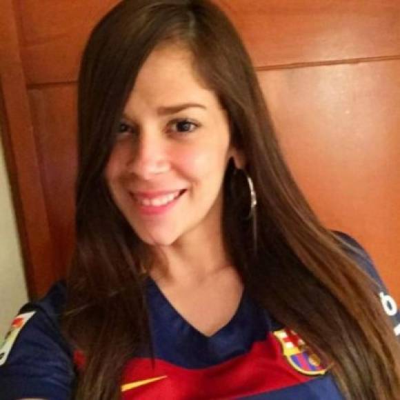La hermosa chica es una gran seguidora del FC Barcelona.