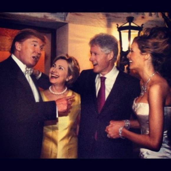 Melania publicó esta imagen de su boda donde aparece la exrival de su esposo, Hillary Clinton y el expresidente Bill Clinton.