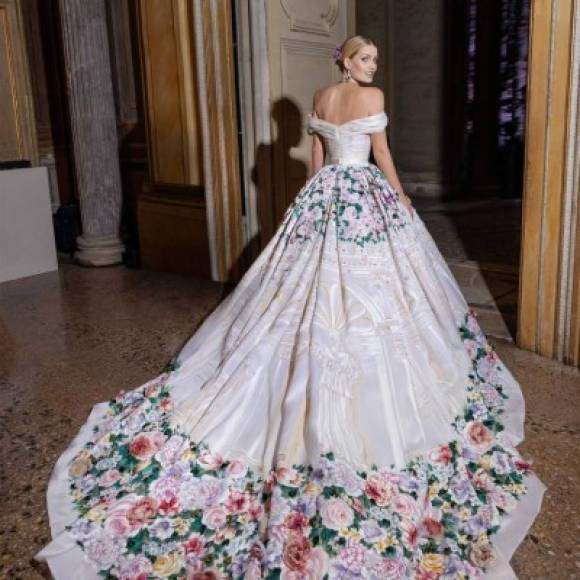 La sobrina de Lady Du también impactó con este precioso diseño con una gran falda blanca con flores.