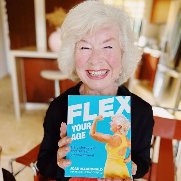 Joan MacDonald ha conseguido publicar un libro, titulado Flex your age, en el que cuenta su experiencia en estos seis años. 