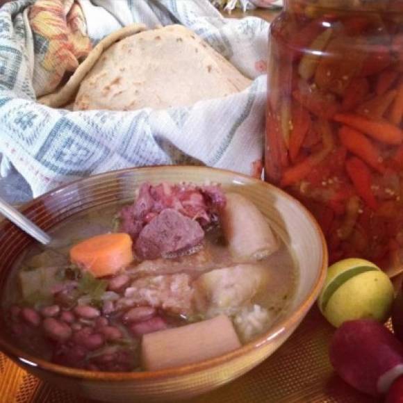 Así de rica es una buena sopa de frijol en este lugar del país. Su sabor es potente y suele llevar chicharrón y carne de cerdo.