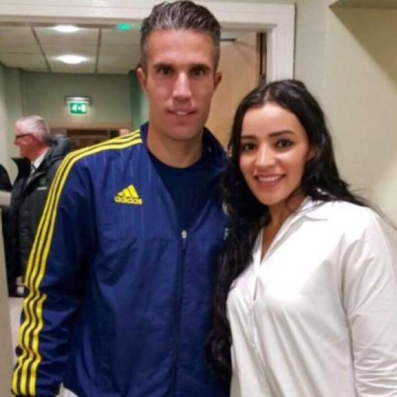 Una imagen para el recuerdo, Virginia con el delantero holandén Van Persie.