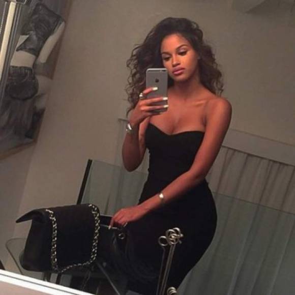 Fanny Neguesha incendia las redes sociales con sensuales fotos.