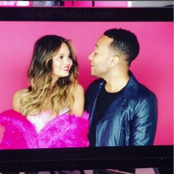 John Legend y Chrissy Teigen.<br/><br/>La modelo publicó un video donde canta la versión de Nat King Cole 'L.O.V.E.' junto a Legend. El clip fue grabado el año pasado para la revista Love.<br/><br/>La dulce pareja espera a sus segundo hijo este año.<br/>