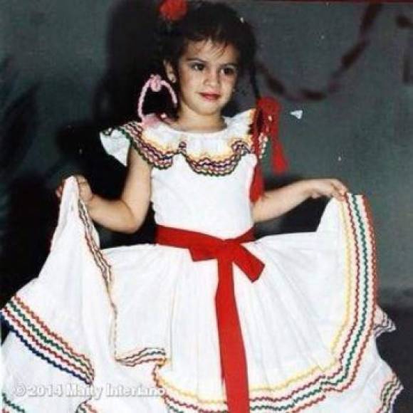 Desde la escuela primaria posa en su traje de India Bonita para el Día de Lempira.