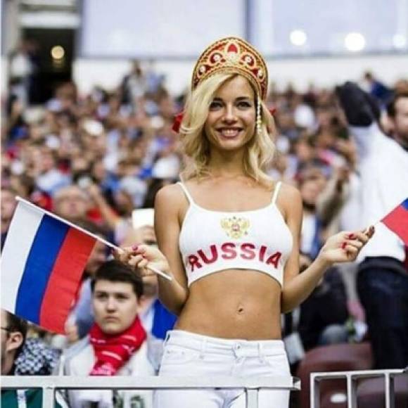 La ex Miss Moscú 2007 y estrella del cine para adultos recibió la consulta de un blogger, quien le preguntó qué haría para motivar a los futbolistas de su selección antes del choque de los cuartos de final ante Croacia.