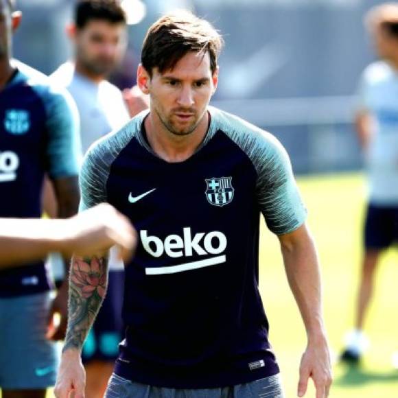 Messi ha sorprendido a todos al lucir un nuevo ‘look’ al haberse afeitado prácticamente toda la barba que ha acompañado su imagen.
