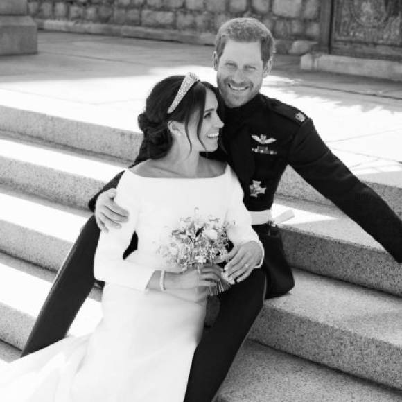 Las campanas de la Capilla de San Jorge, en Windsor, Inglaterra, sonaron el 19 de mayo del 2018 para festejar su boda en un evento televisado al que acudieron 600 invitados, entre miembros de la realeza y estrellas, como los Clooney y los Beckham, con un costo estimado de $40 millones.