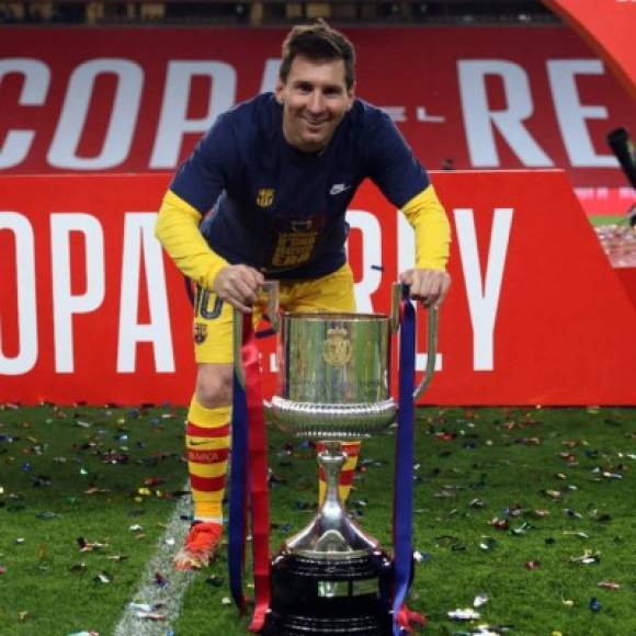 Messi posando con el trofeo de la Copa del Rey 2021.