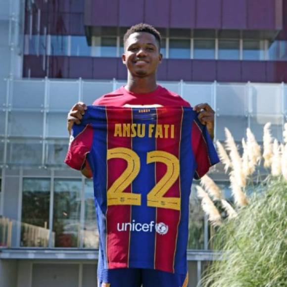 Ansu Fati ya es oficialmente jugador del primer equipo del Barcelona después de que el club haya ejecutado la cláusula que contemplaba su mejora de contrato del pasado mes de diciembre y que, según confirmó este miércoles la entidad azulgrana, establece una cláusula de rescisión de 400 millones de euros.<br/><br/>El delantero cambia de número de camiseta y hereda el '22' que lució Arturo Vidal las dos últimas temporadas.