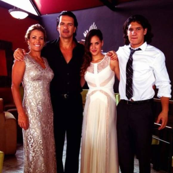 La primera esposa de Ricardo Arjona, Leslie Torres junto a sus hijos Adria y Ricardo.