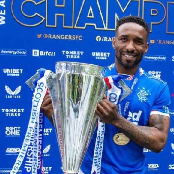 El exinternacional inglés Jermain Defoe firmó hoy un nuevo contrato con el Rangers para la temporada 2021-22 y, además de jugador, pasará a desempeñar funciones de entrenador a las órdenes de Steven Gerrard. Foto Twitter Jermain Defoe.