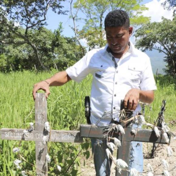 Un empleado del Poder Judicial muestra las cruces de los dos hombres sacados ayer en El Zarzal. Se buscan evidencias de peso para enviar a prisión al alcalde de Sulaco, José Adalid González.