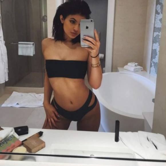 Kylie Jenner, la estrella de las redes sociales y hermana menor de Kim, publicó una foto que aunque no fue tan atrevida y explícita, hacía claramente una referencia a la polémica imagen de Kardashian.